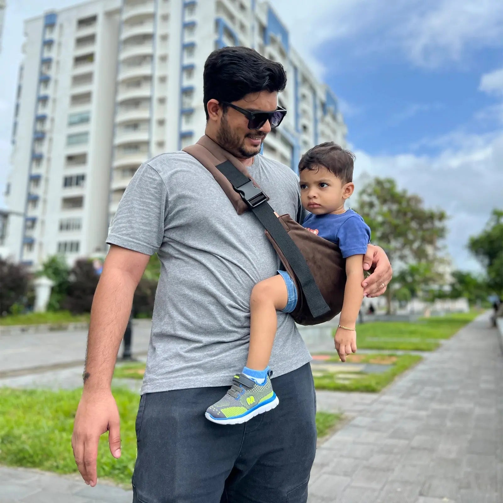 Snugs - Ebony - Child Carrier