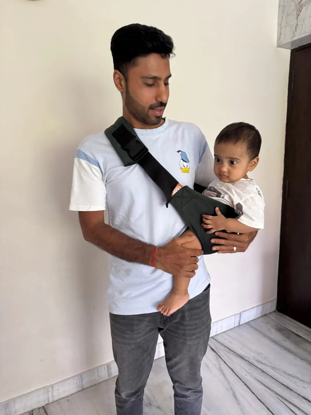 The Science of Bonding: How Baby Carriers Boost Parent-Child Connection